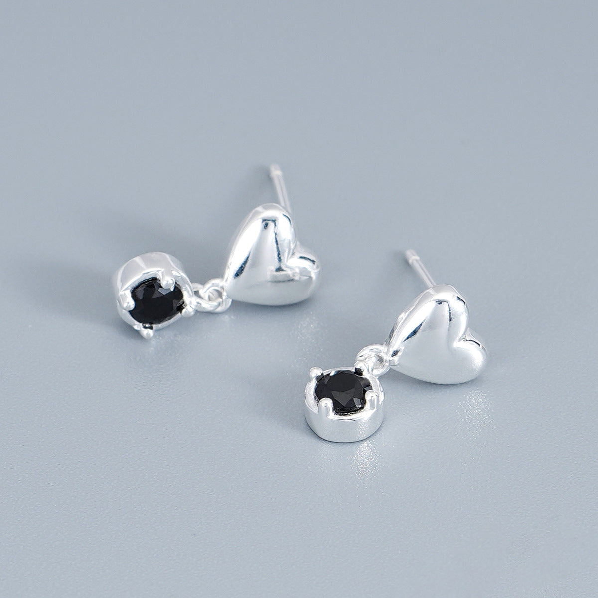 Mini Heart Noir Earrings